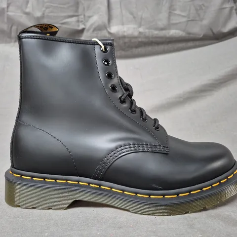 BOXED PAIR OF DR MARTENS 1460 ANKLE BOOTS IN BLACK UK SIZE 8