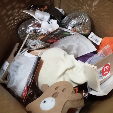 PALLET CONTAINING ASSORTED HALLOWEEN DECORATIONS & PRODUCTS INCLUDING DECORATIVE JARS, DECORATIVE SKULLS & GLASS BOTTLES