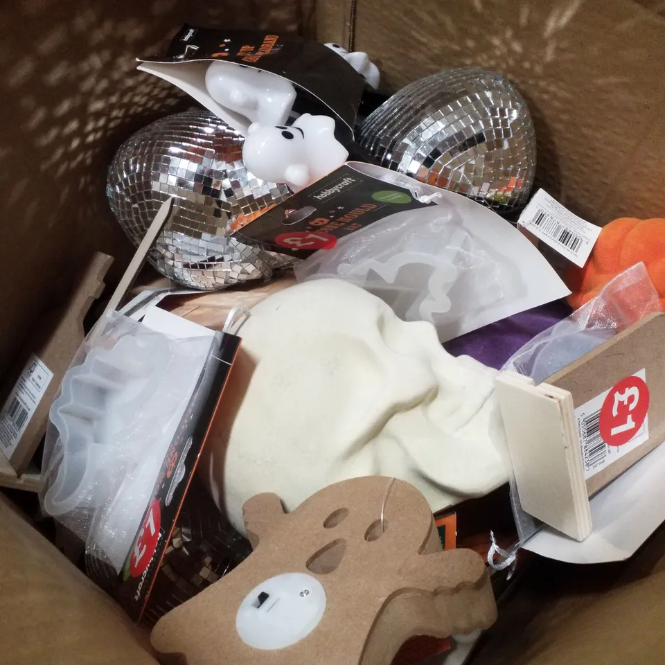 PALLET CONTAINING ASSORTED HALLOWEEN DECORATIONS & PRODUCTS INCLUDING DECORATIVE JARS, DECORATIVE SKULLS & GLASS BOTTLES