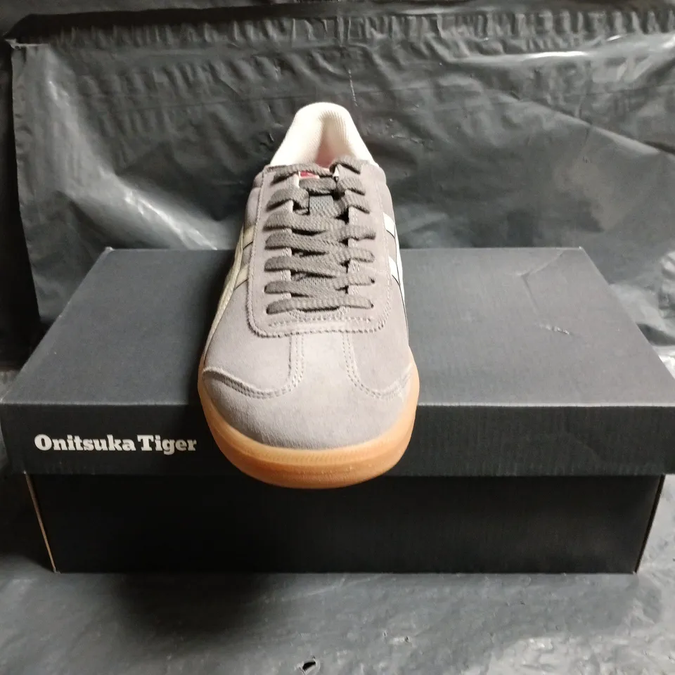 BOXED PAIR OF ONITSUKA TIGER SHIES IN GREY SIZE UK 9