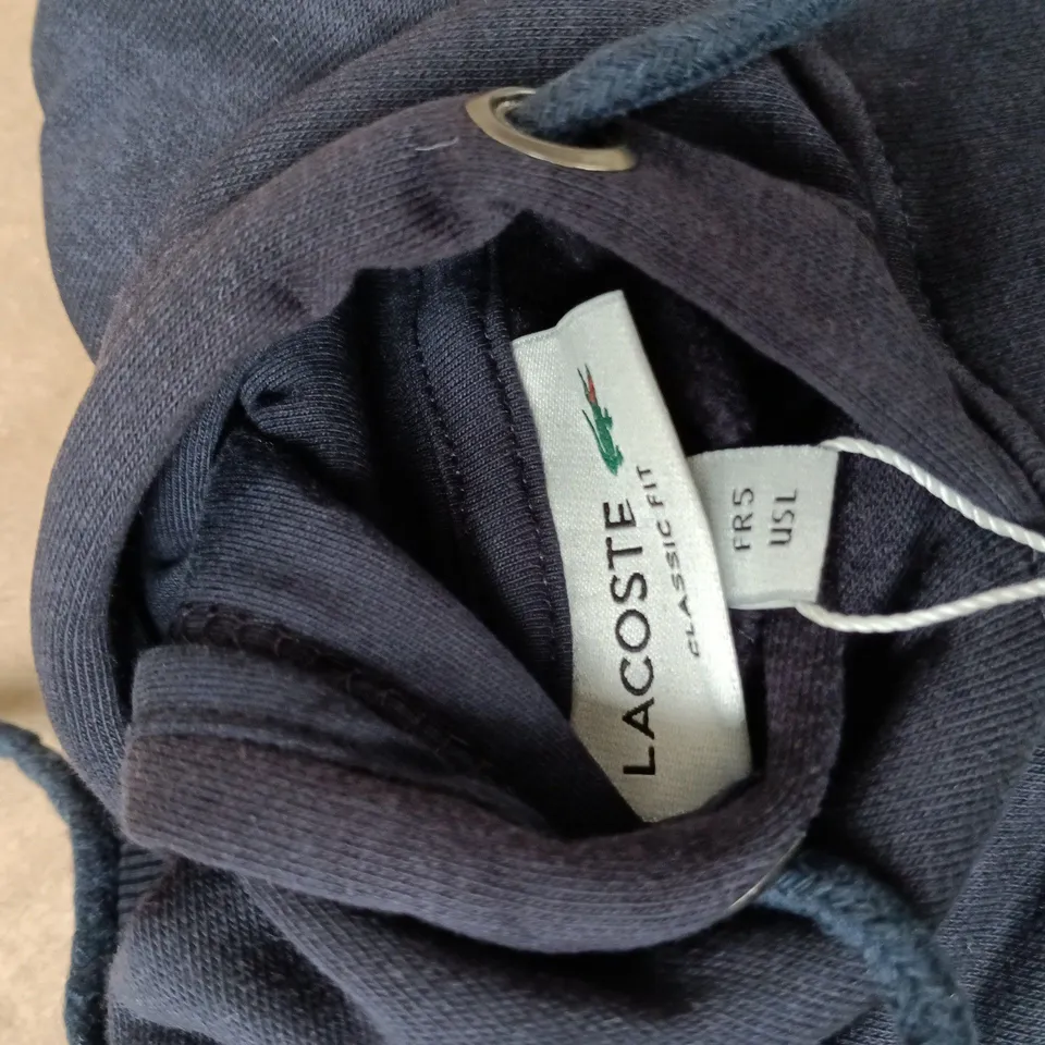 LACOSTE CLASSIC FIT NAVY HOODIE – MEN'S UK L (US L)