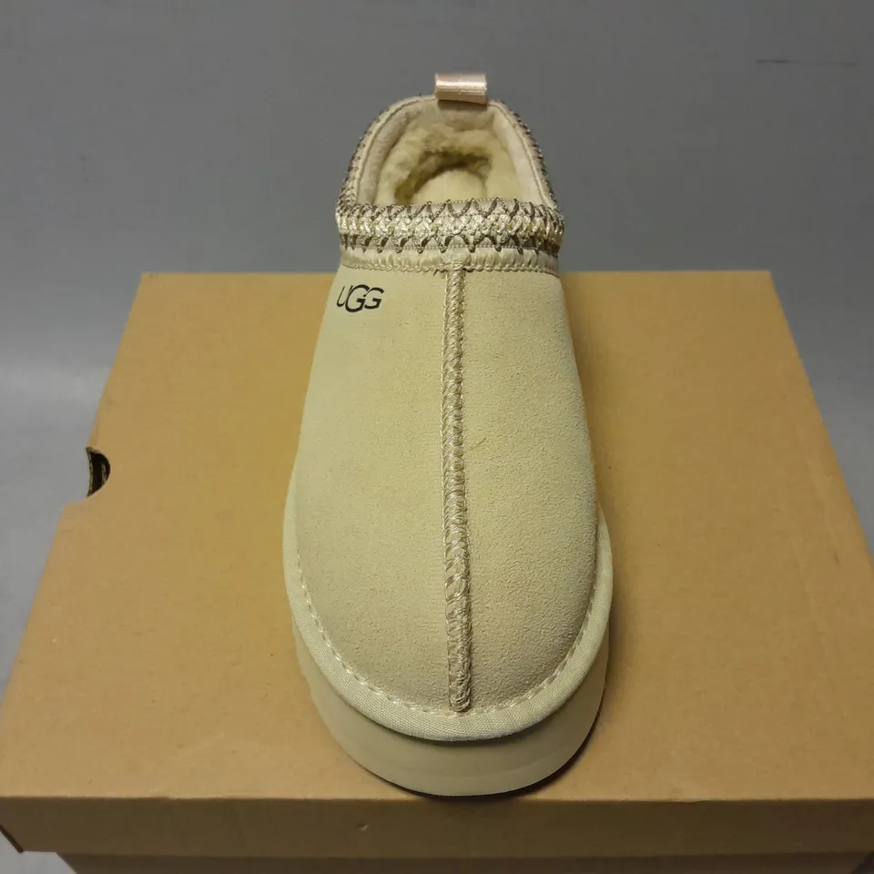 BOXED PAIR OF UGGS WOMENS TAZ SLIPPERS IN BEIGE - UK 6