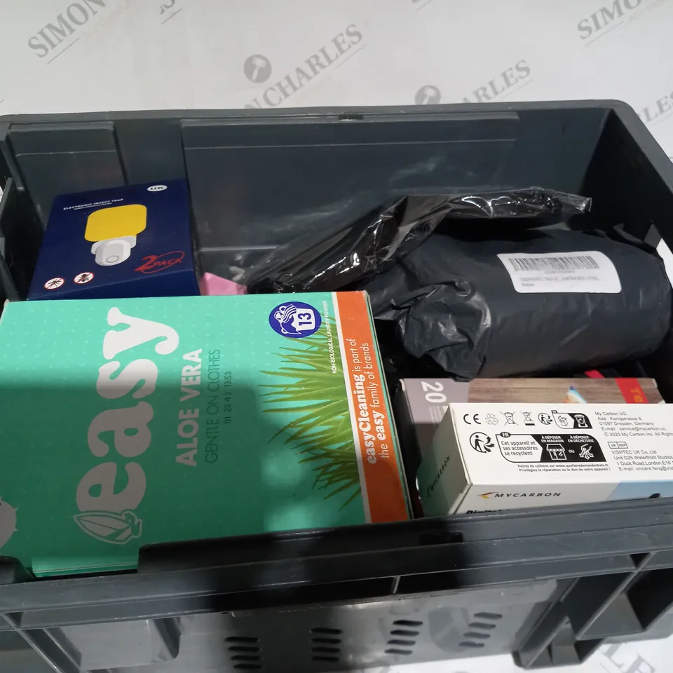 BOX OF APPROXIMATELY 10 ITEMS TO INCLUDE 1KG WEIGHT, EASYCLEAN ALOE VERA MACHINE WASH, DIGITAL LUGGAGE SCALE ETC
