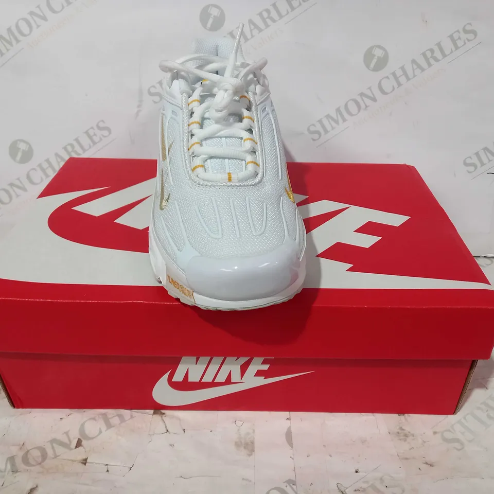 BOXED PAIR OF NIKE AIR MAX PLUS III SHOES IN WHITE UK SIZE 6