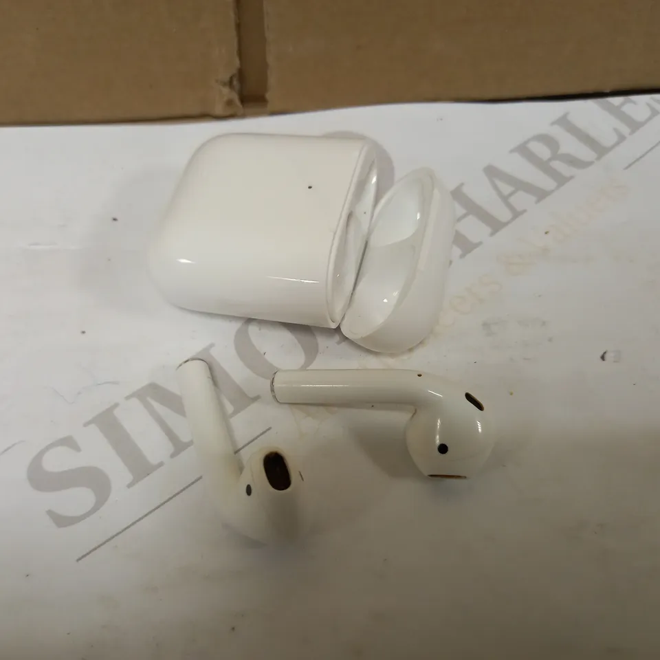APPLE AIRPODS GEN 2 WITH WIRELESS CHARGING CASE