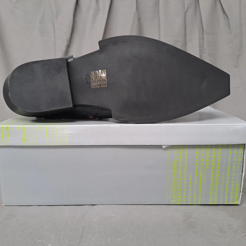 BOXED PAIR OF KOI SOUL RENDER COWBOY BOOTS IN BLACK/BRONZE EFFECT UK SIZE 12