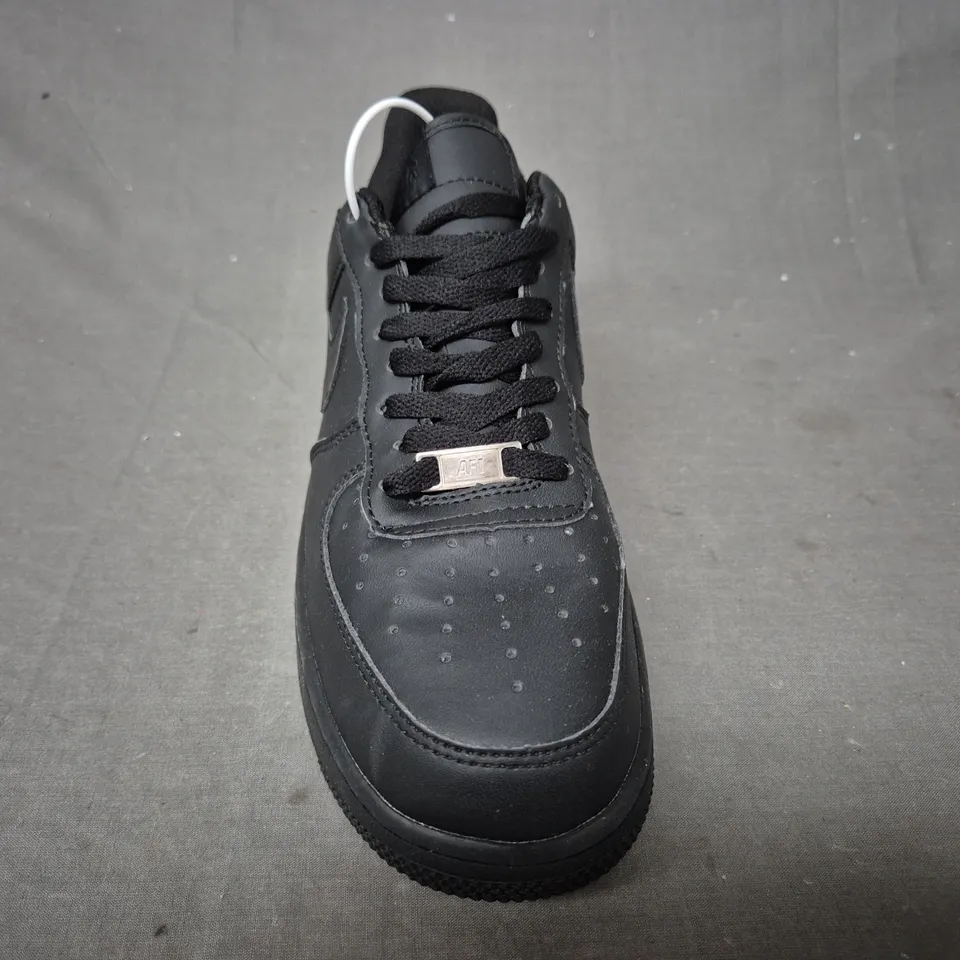 PAIR OF NIKE AIR FORCE 1 SHOES IN BLACK UK SIZE 9