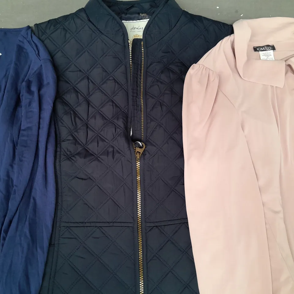 BOX OF APPROXIMATELY 20 ASSORTED CLOTHING AND FASHION ITEMS IN VARIOUS STYLES AND SIZES TO INCLUDE  RUTH LANGSFORD, JOULES, KIM & CO, ETC