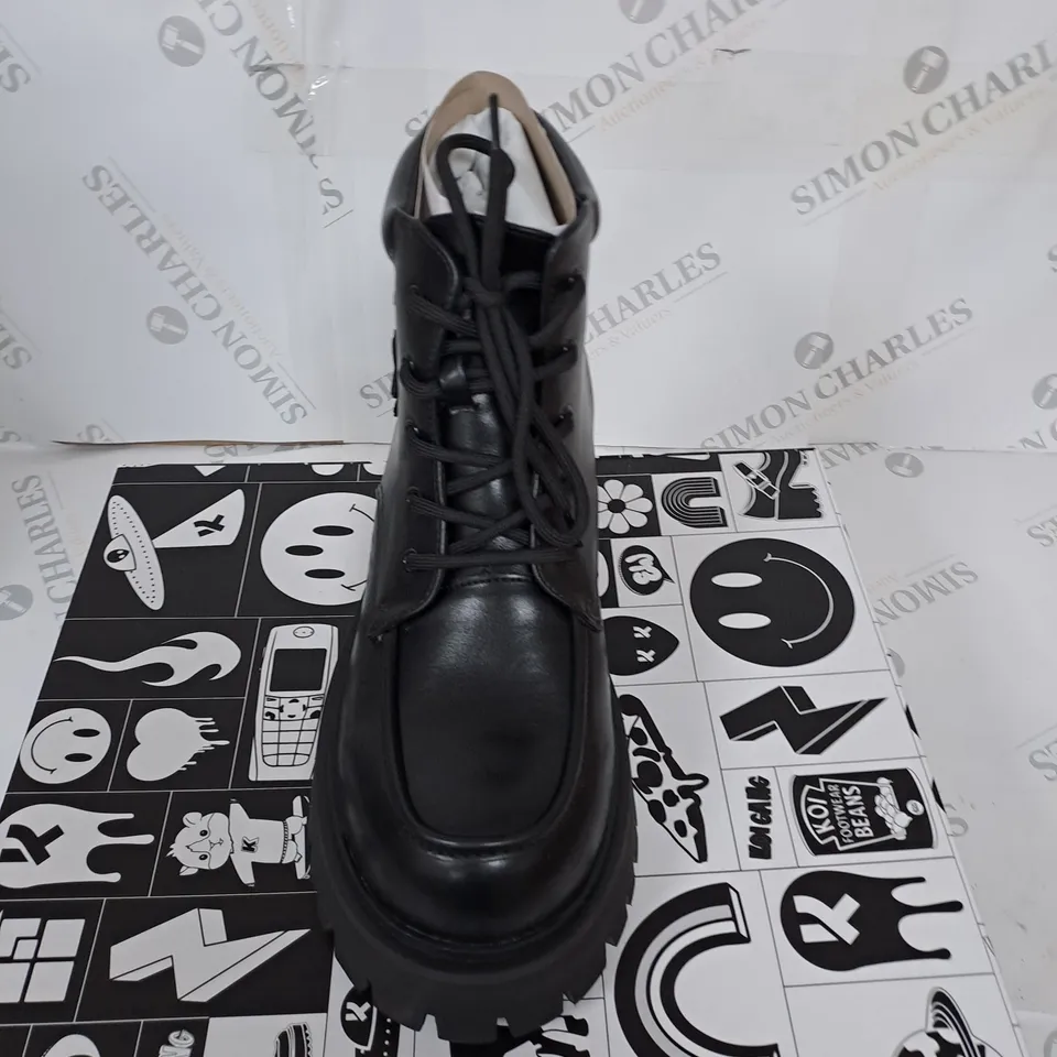 BOXED PAIR OF KOI MORAL ALLIANCES CROSS BOOTS BLACK - UK7