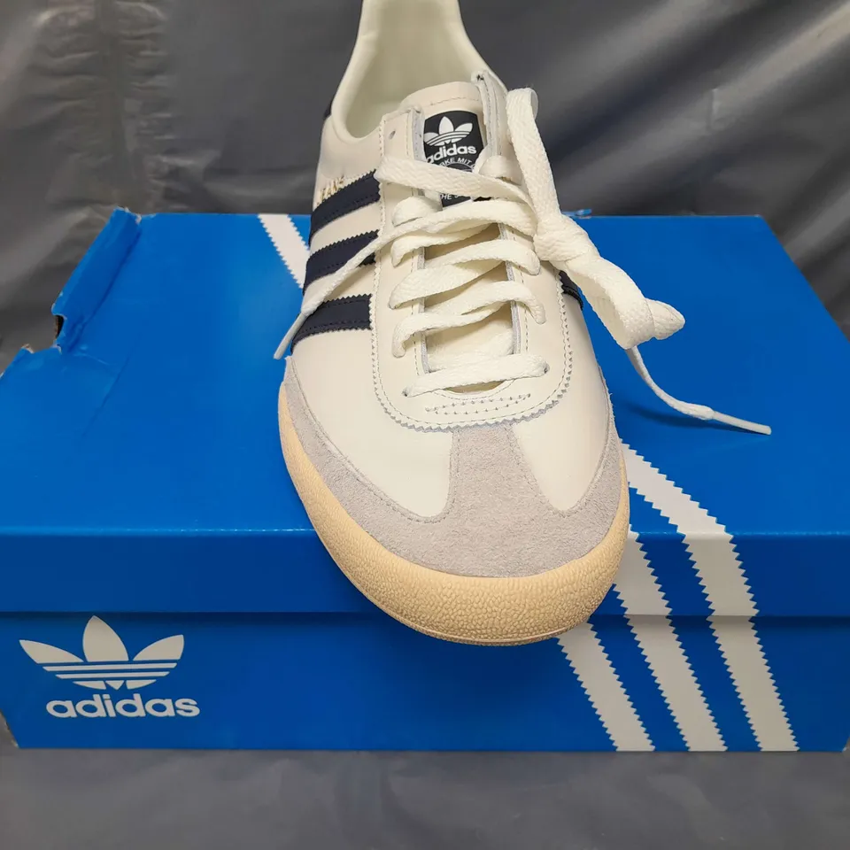 BOXED PAIR OF ADIDAS JEANS SHOES IN OFF WHITE/NAVY UK SIZE 10