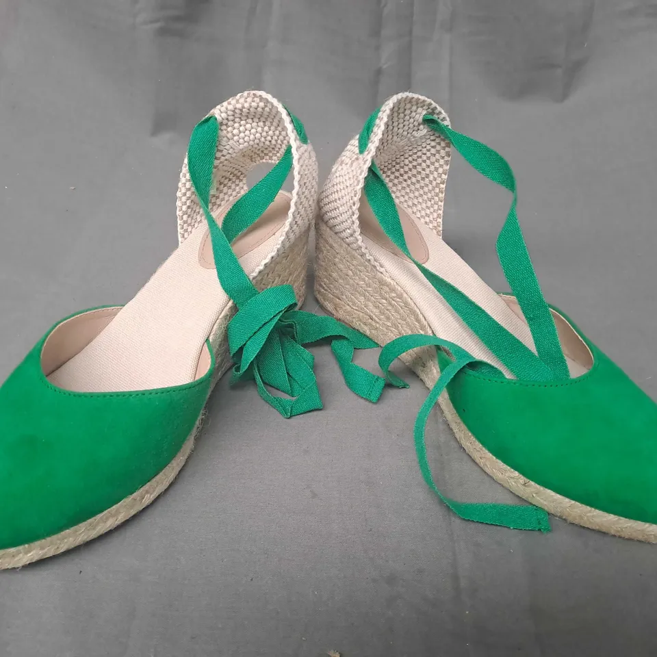 BOXED PAIR OF BODEN CLOSED TOE WEDGE SHOES IN GREEN EU SIZE 39