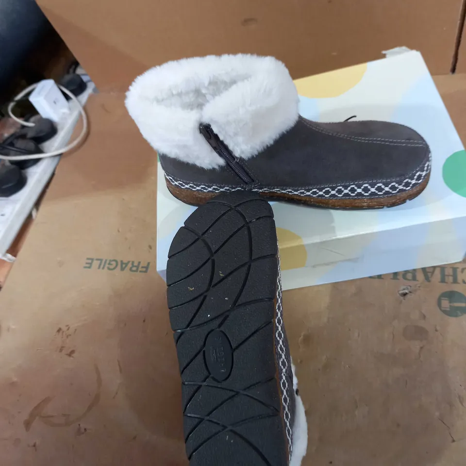 EARTH ORIGIN DARK GREY STYLE BOOTS SIZE 4 