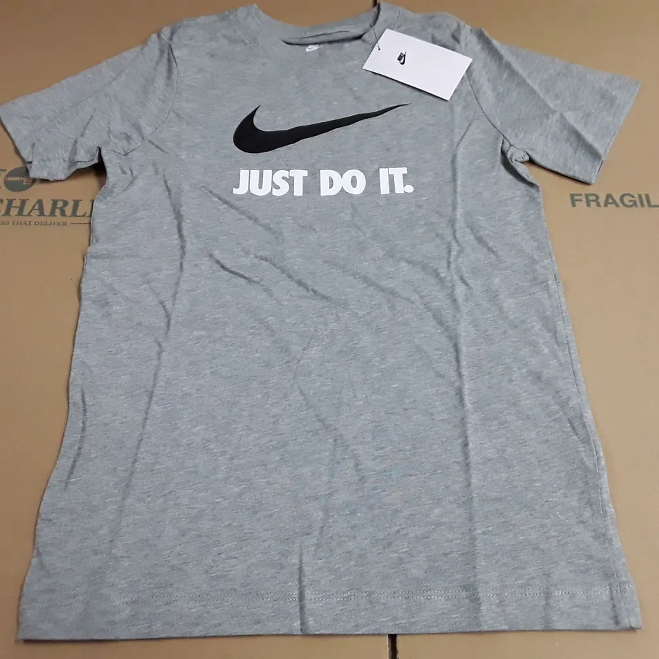 NIKE BOYS GREY T-SHIRT - M