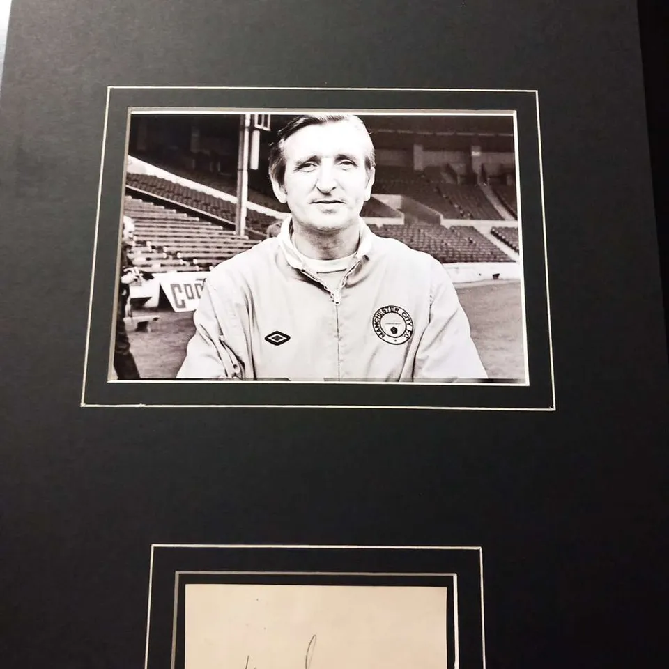 MOUNTED PHOTOGRAPH AND SIGNATURE PRESENTATION OF MANCHESTER CITYS KEN BARNES