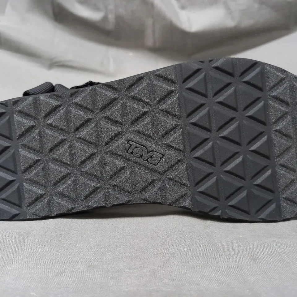 BOXED PAIR OF TEVA OPEN TOE SANDALS IN BLACK UK SIZE 7