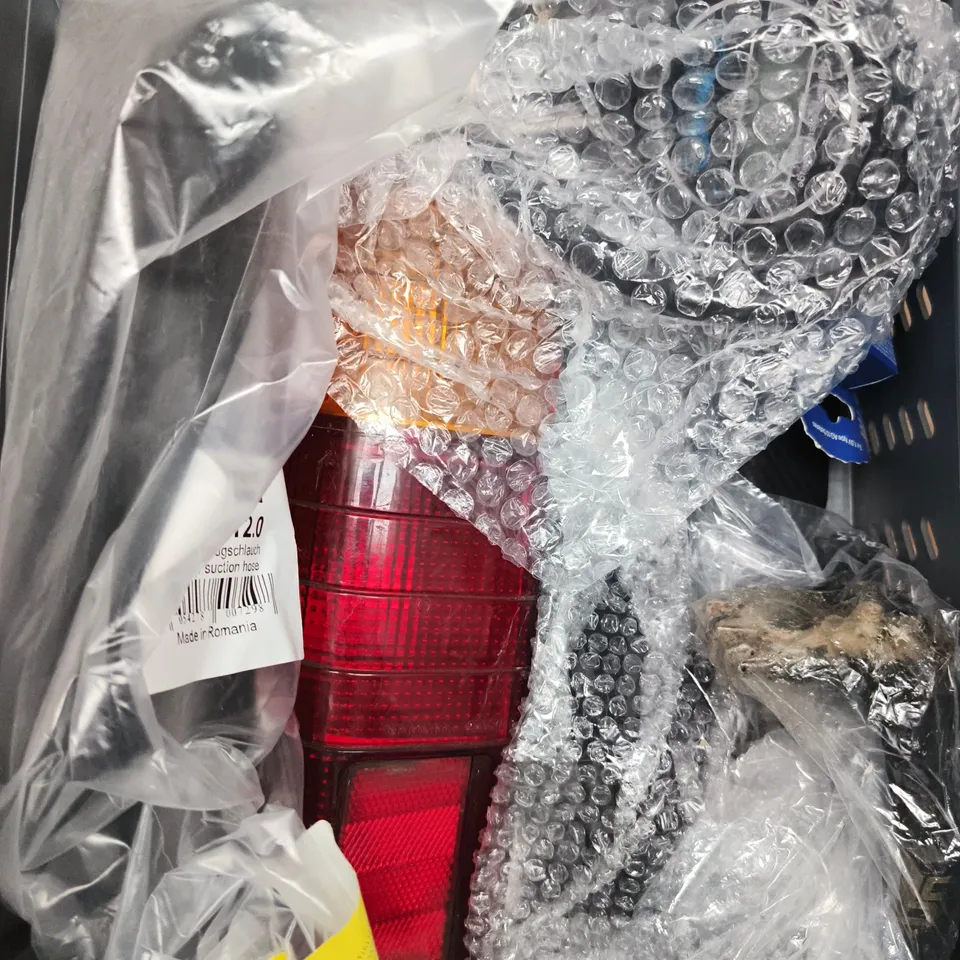 APPROXIMATELY 10 ASSORTED VEHICLE PARTS AND ACCESSORIES TO INCLUDE SEATBELT UNIT, LONG NOSE PLIERS, LIGHT UNIT ETC