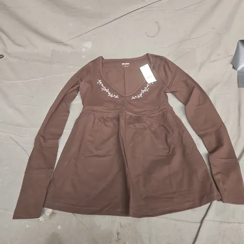 HOLLISTER WOMEN'S BROWN LONG-SLEEVE TOP WITH EMBROIDERED NECKLINE, SIZE S