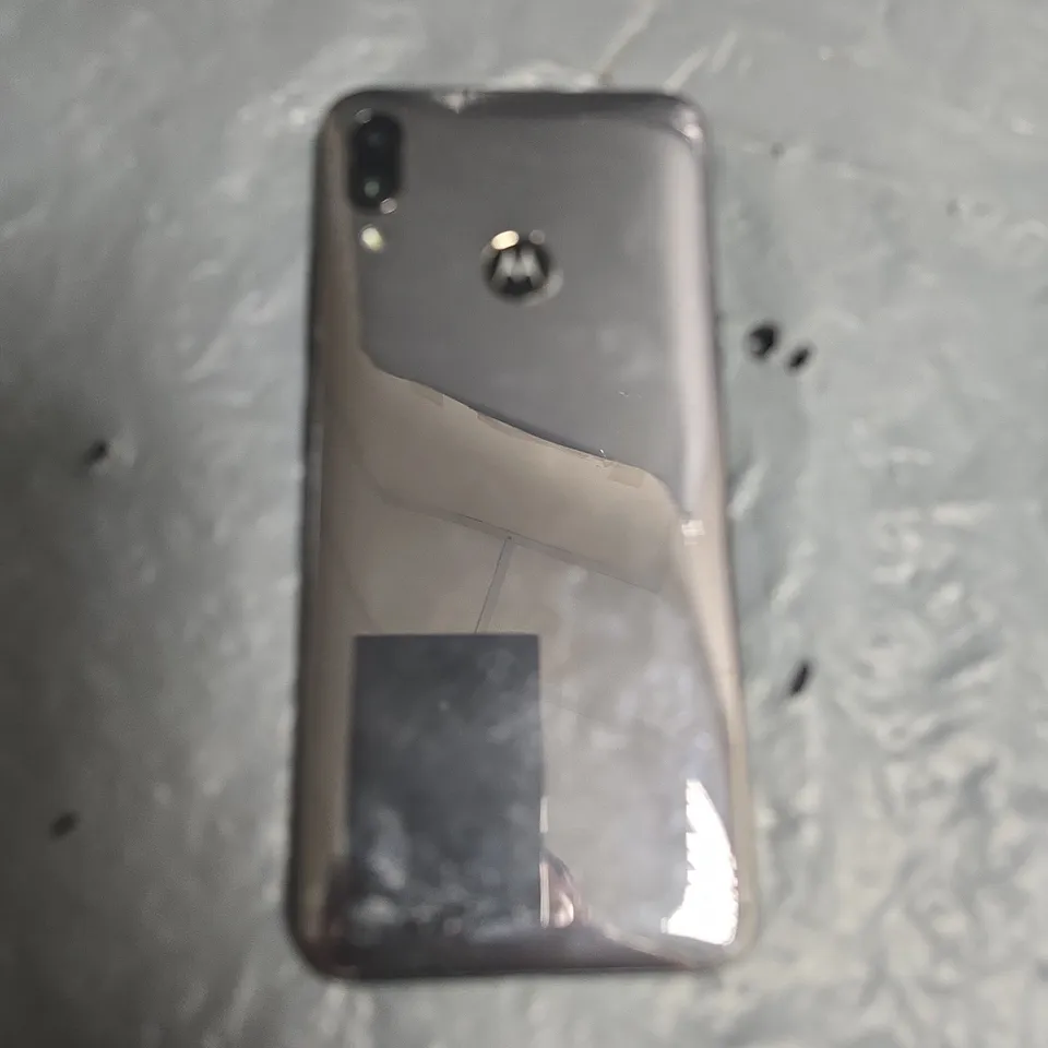 UNBOXED MOTOROLA MOBILE PHONE IN SILVER 