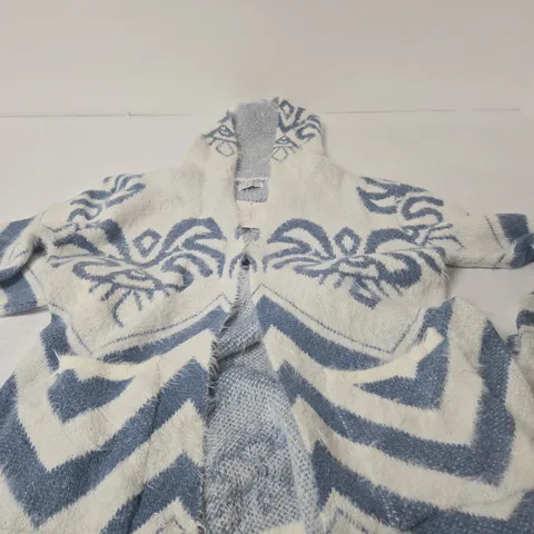 BOX OF APPROXIMATELY 10 ASSORTED ITEMS INCLUDING TAMSY HOODY AND FOREST COLLECTION HANDBAG 