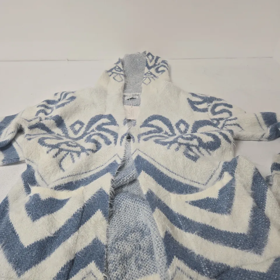 BOX OF APPROXIMATELY 10 ASSORTED ITEMS INCLUDING TAMSY HOODY AND FOREST COLLECTION HANDBAG 