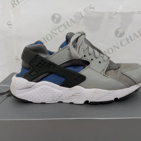 BOXED PAIR OF NIKE HUARACHE TRAINERS IN GREY & BLUE - UK 4