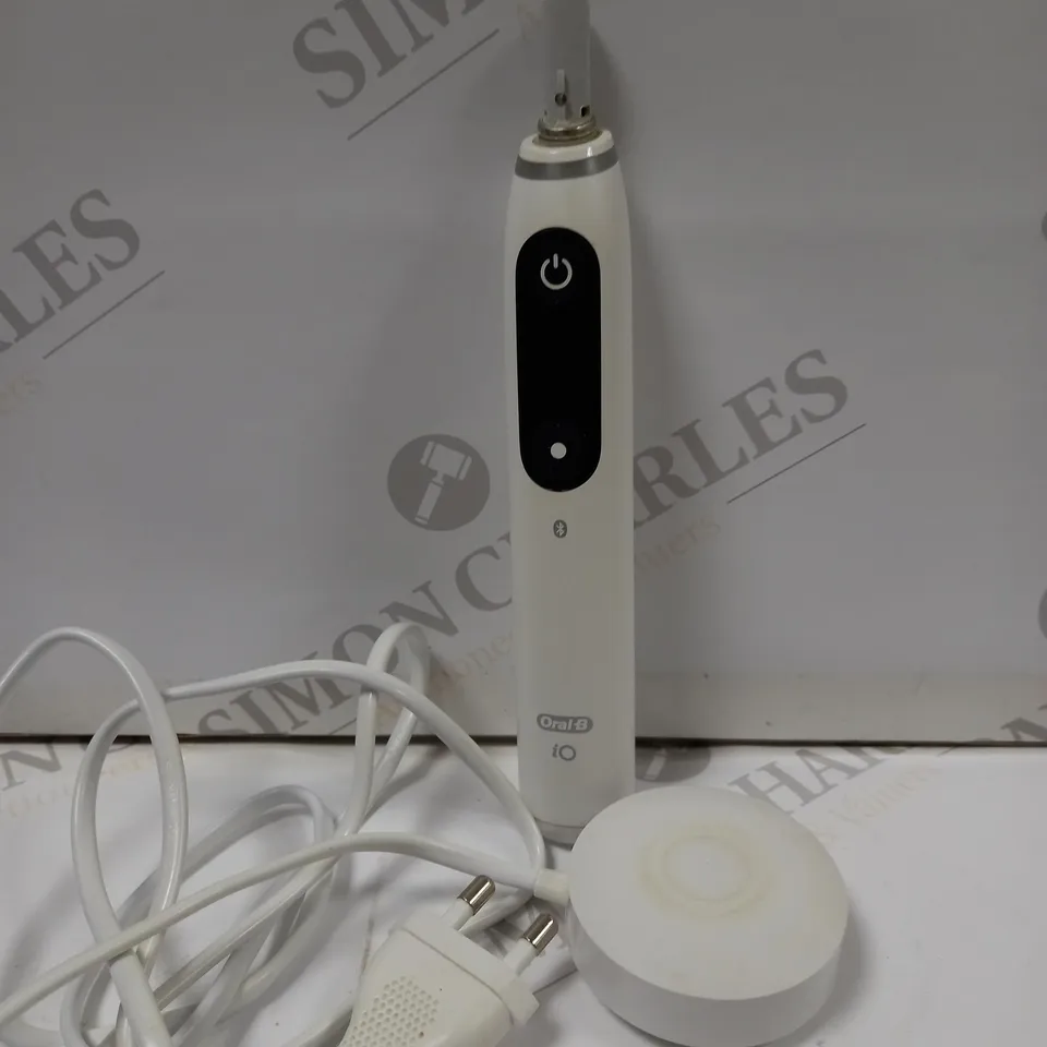 ORAL-B IO7 WHITE ULTIMATE CLEAN ELECTRIC TOOTHBRUSH WITH CARRY CASE