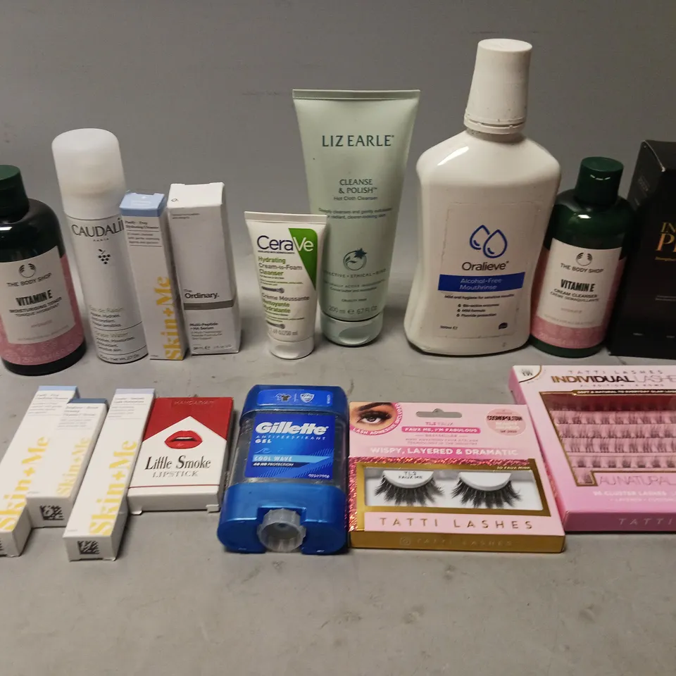 APPROXIMATELY 20 ASSORTED COSMETIC PRODUCTS TO INCLUDE INCHES PRO, BODY SHOP VITAMIN E, AND LITTLE SMOKE LIPSTICK ETC. 