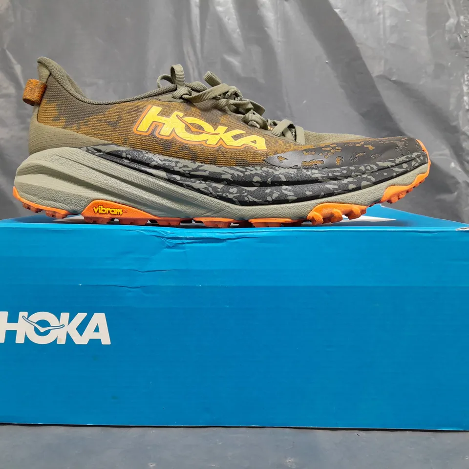 BOXED PAIR OF HOKA SPEEDGOAT 6 WIDE TRAINERS IN MULTICOLOUR SIZE UK 9.5