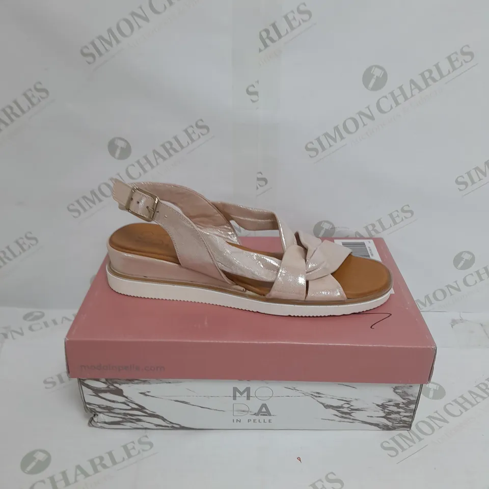 BOXED PAIR OF MODA IN PELLE OLANNA SANDALS IN ROSE GOLD METALLIC SIZE 8 