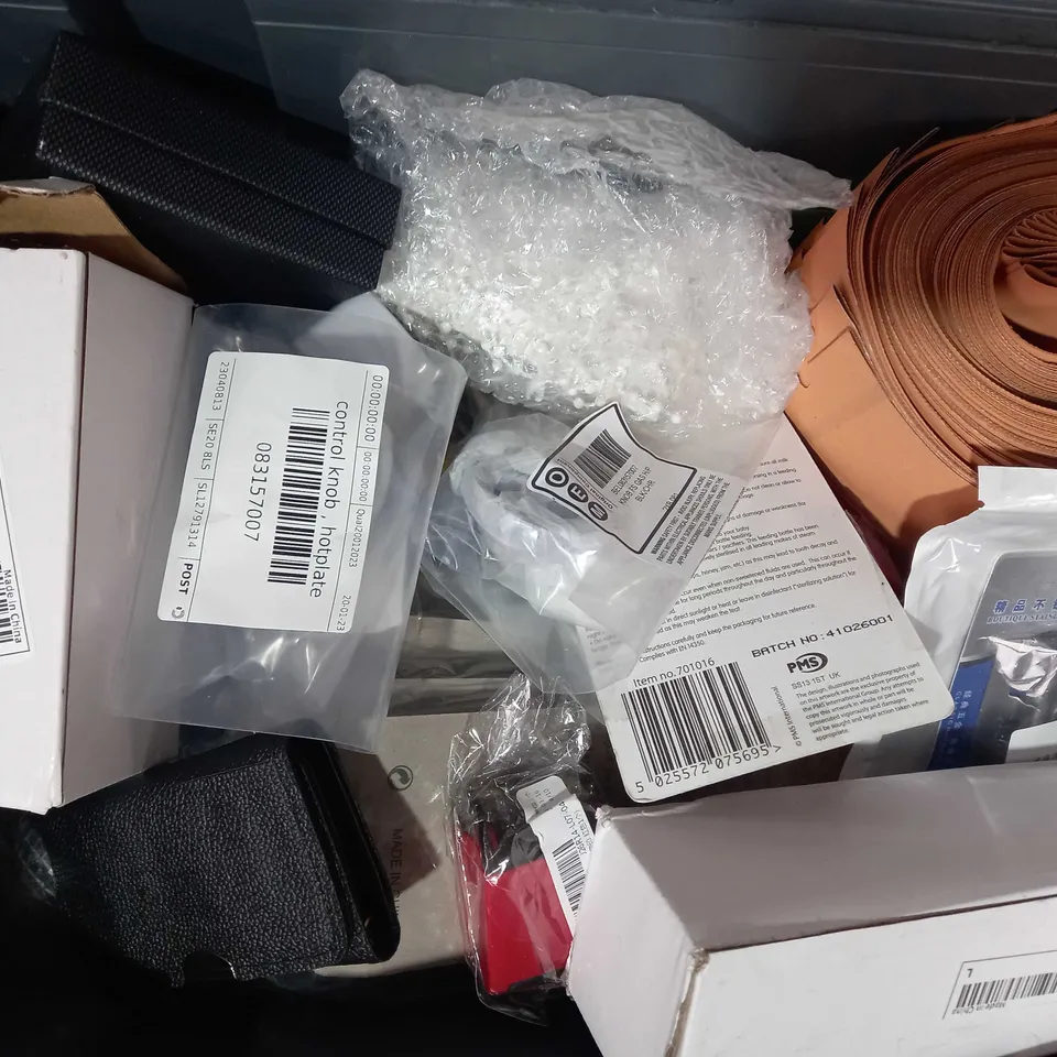 LOT OF APPROXIMATELY 10 ASSORTED HOUSEHOLD ITEMS TO INCLUDE ZINC STRAP HINGE PAIR, BAG OF KEY TAGS, PEACOCK BLUE SATIN RIBBON, ETC