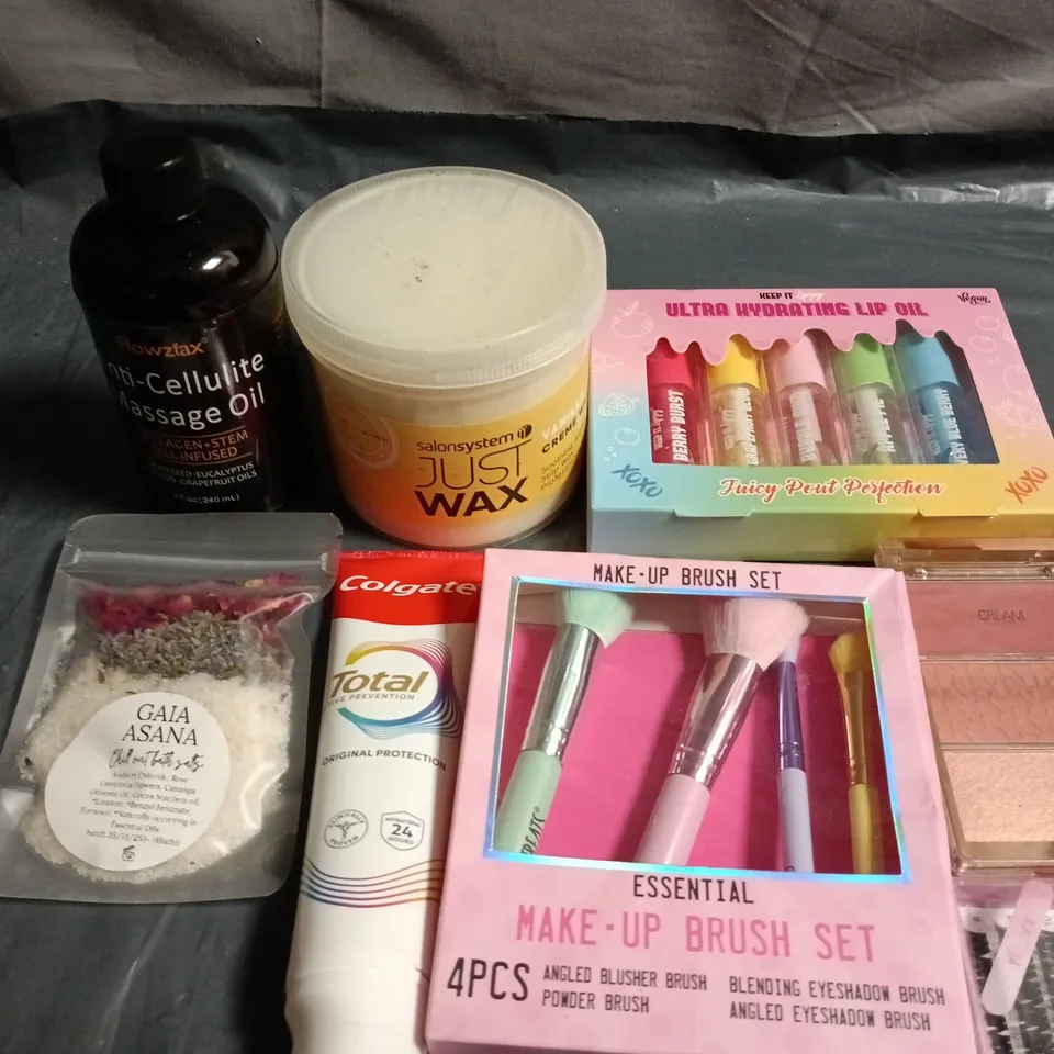 APPROXIMATELY 15 ASSORTED HEALTH & BEAUTY PRODUCTS TO INCLUDE TOOTHPASTE, MAKE UP BRUSHES AND REVOLUTION