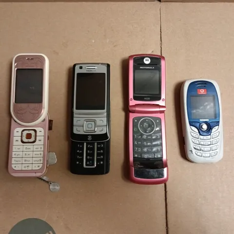 APPROXIMATELY 10 ASSORTED OLD MOBILE PHONES TO INCLUDE SIEMENS, MOTOROLA, NOKIA, ETC