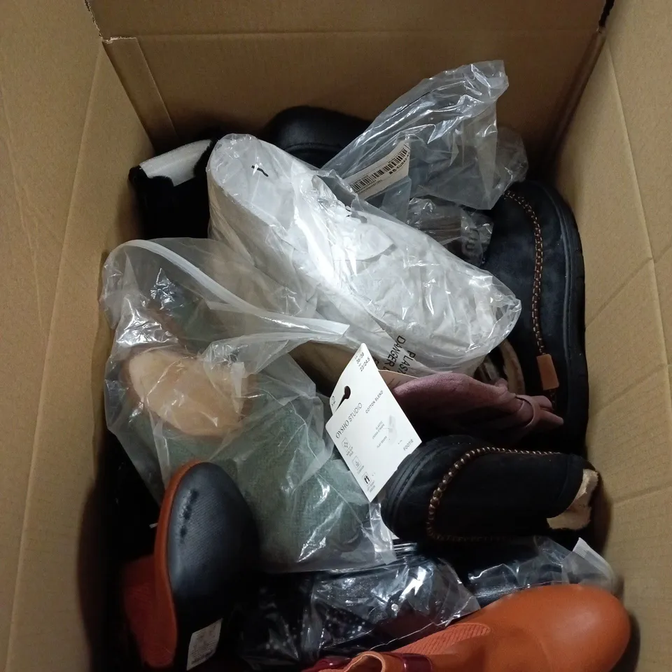 BOX OF APPROXIMATELY 14 ASSORTED FOOTWEAR ITEMS TO INCLUDE BOOTS, SLIPPERS, BALLET PUMPS ETC