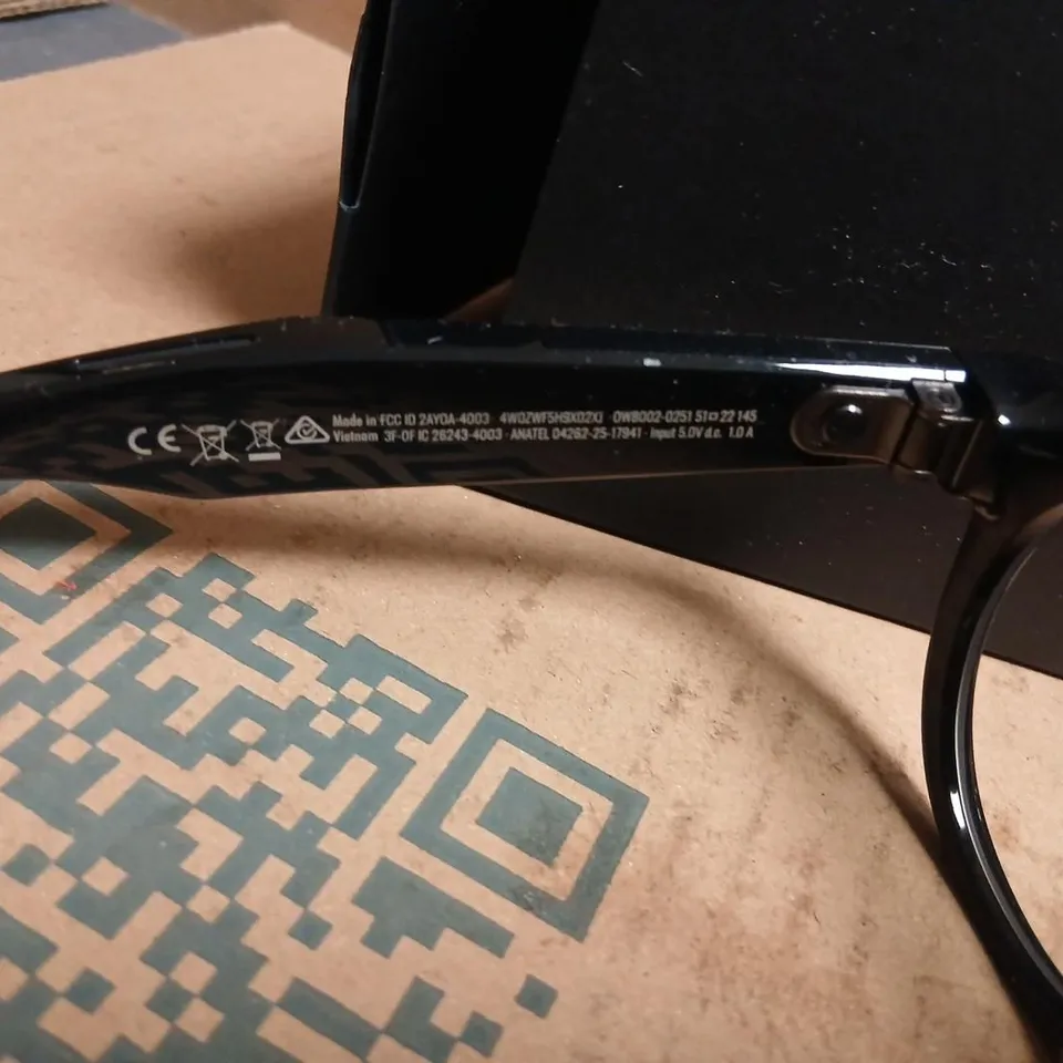 OAKLEY META GLASSES – BLACK EYEWEAR WITH CHARGING CASE (HSTN BOX)