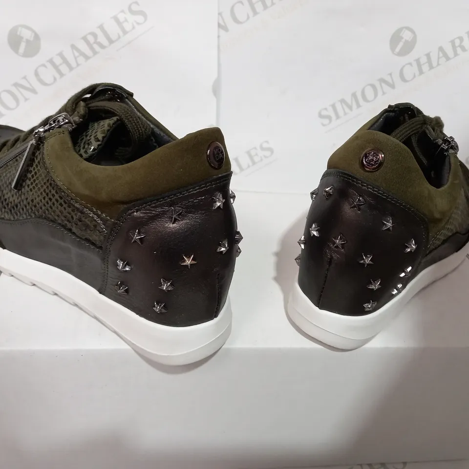 BOXED PAIR OF MODA KHAKI TRAINERS - SIZE 3