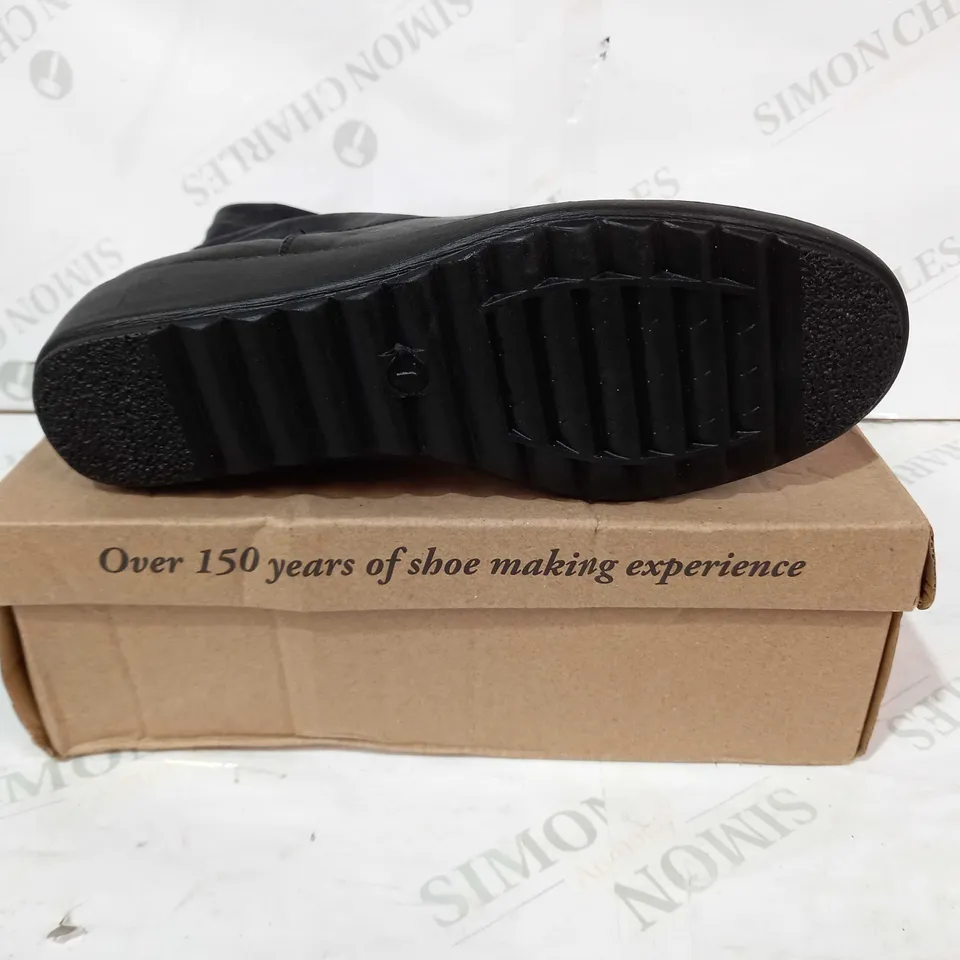 BOXED PAIR OF CUSHION-WALK BOOTS IN BLACK UK SIZE 7