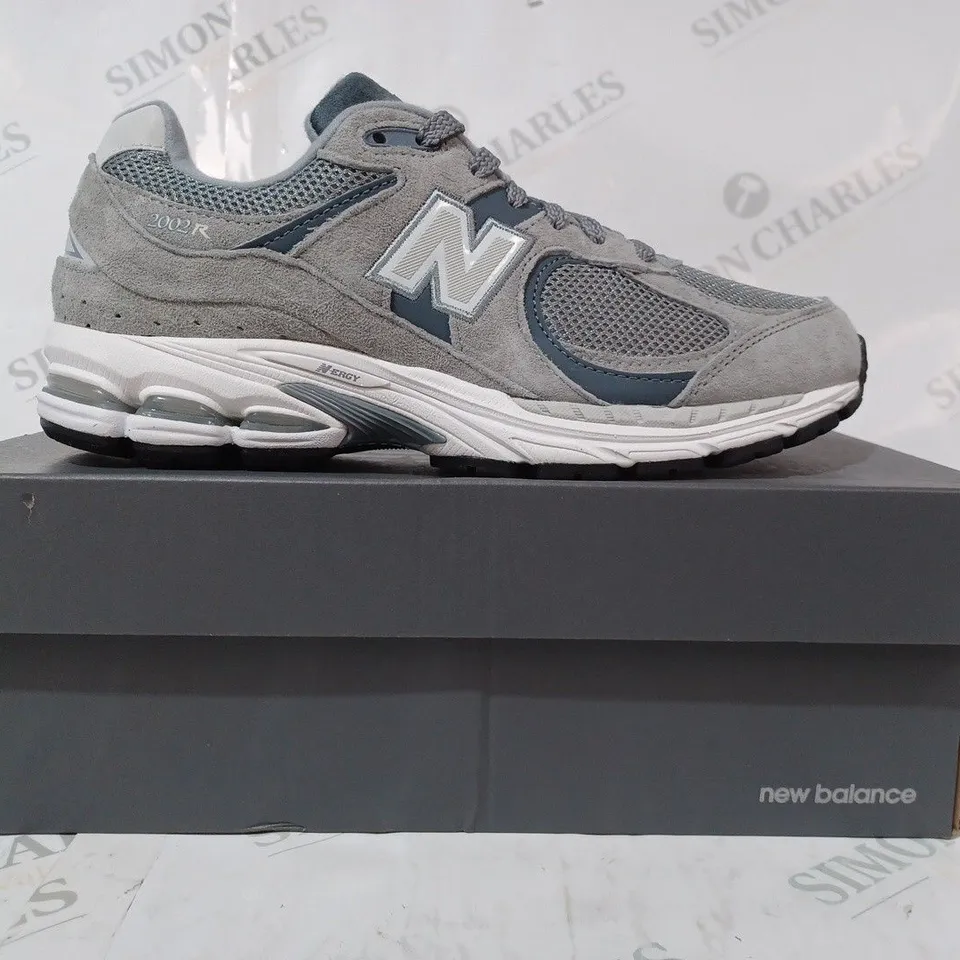 BOXED PAIR OF NEW BALANCE TRAINERS IN GREY UK SIZE 6