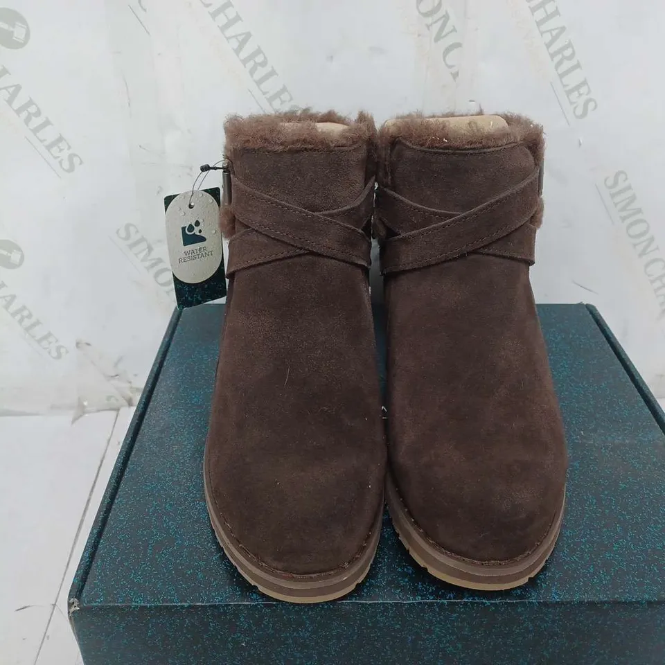 BOXED PAIR OF EMU AUSTRAILA MERAK SUEDE BOOTS IN ESPRESSO - SIZE UK 6