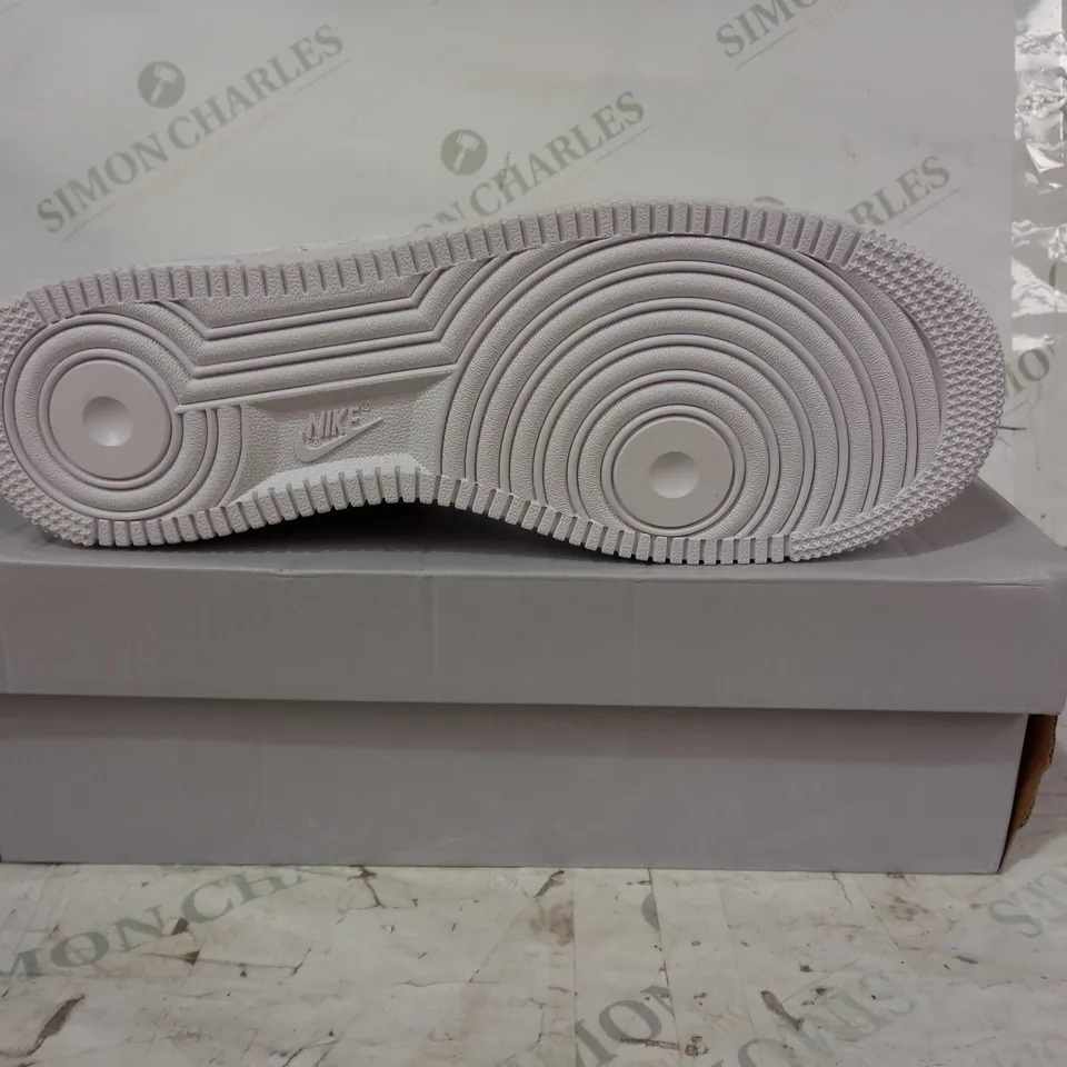 BOXED PAIR OF NIKE AIR FORCE 1 '07 SHOE SIN WHITE UK SIZE 9