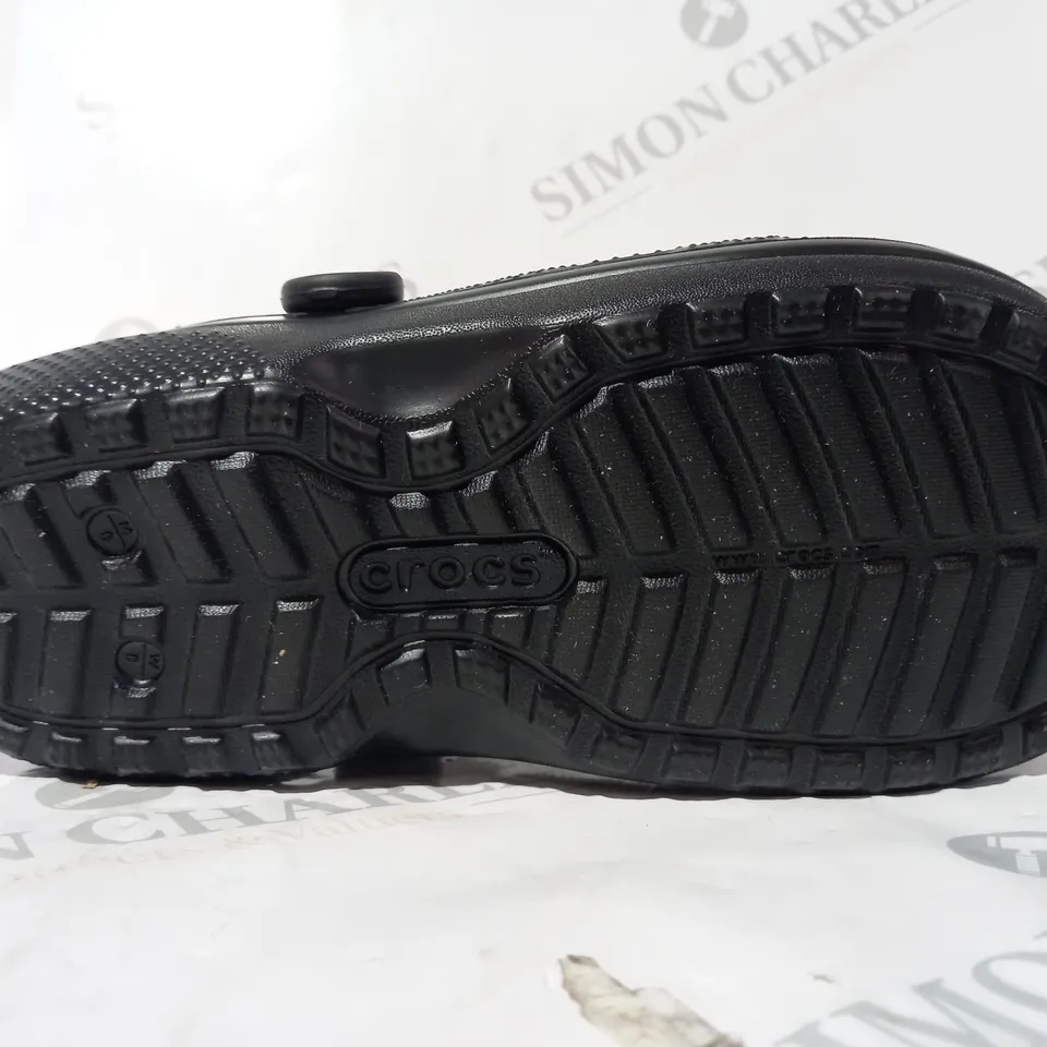 BOXED PAIR OF CROCS CLASSIC LINED CLOGS IN BLACK SIZE M5/W6