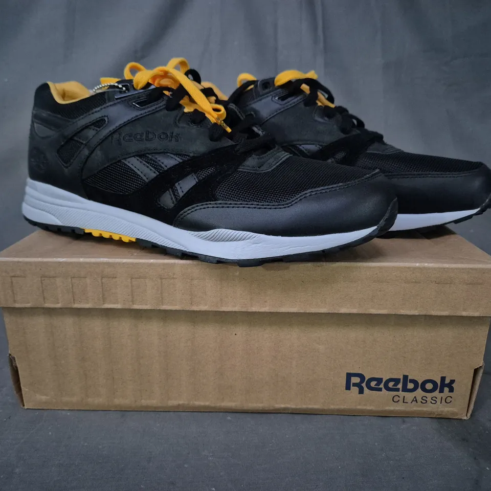 BOXED PAIR OF REEBOK SHOES IN BLACK/YELLOW UK SIZE 9.5