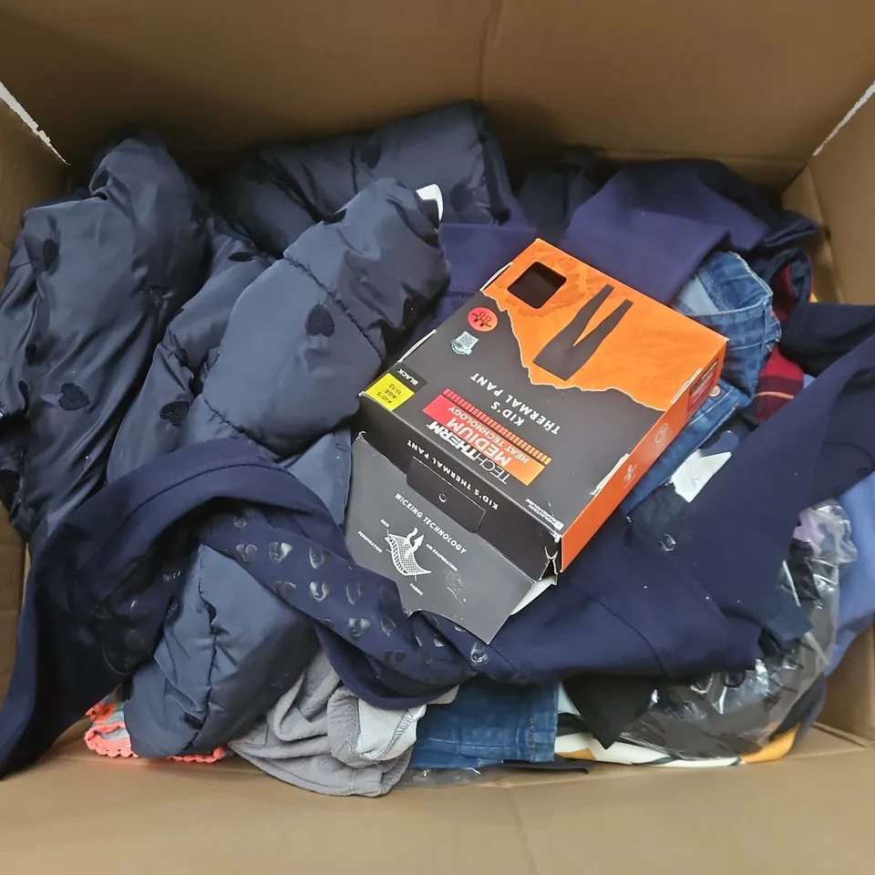 APPROXIMATELY 40 ASSORTED KIDS CLOTHING ITEMS IN VARIOUS SIZES, STYLES & COLOURS TO INCLUDE BRANDS SUCH AS POLO RALPH LAUREN, MOUNTAIN WAREHOUSE, AUBRION, ETC - COLLECTION ONLY