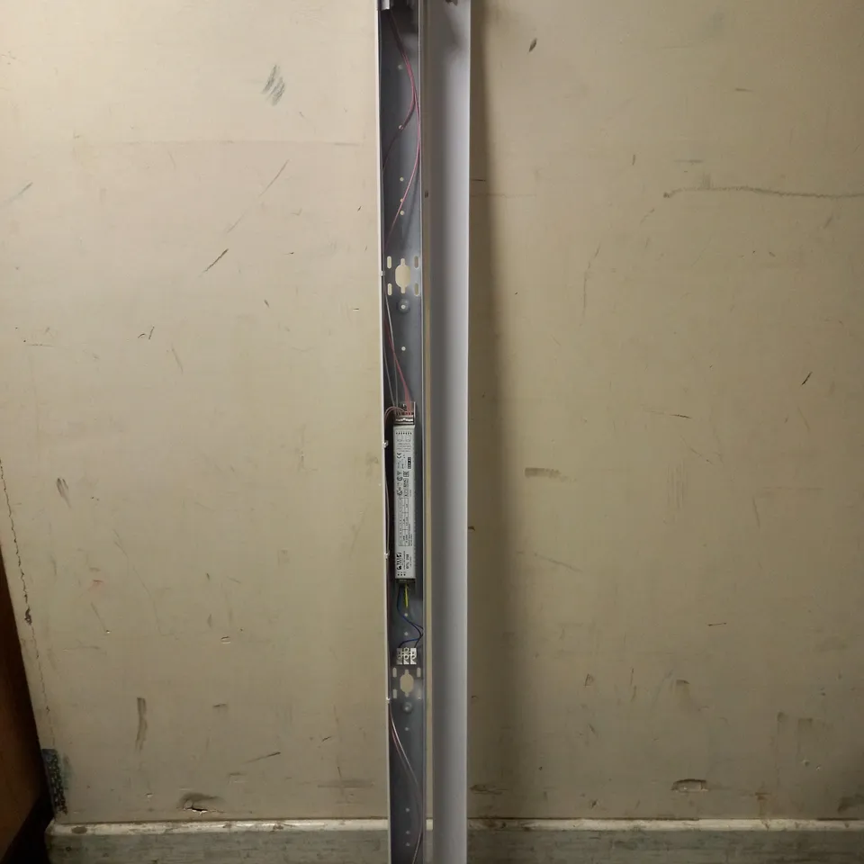 BRAND NEW 5FT BATTEN 54W FLUORESCENT TWIN FITTING (LPT258/HF/X) - COLLECTION ONLY