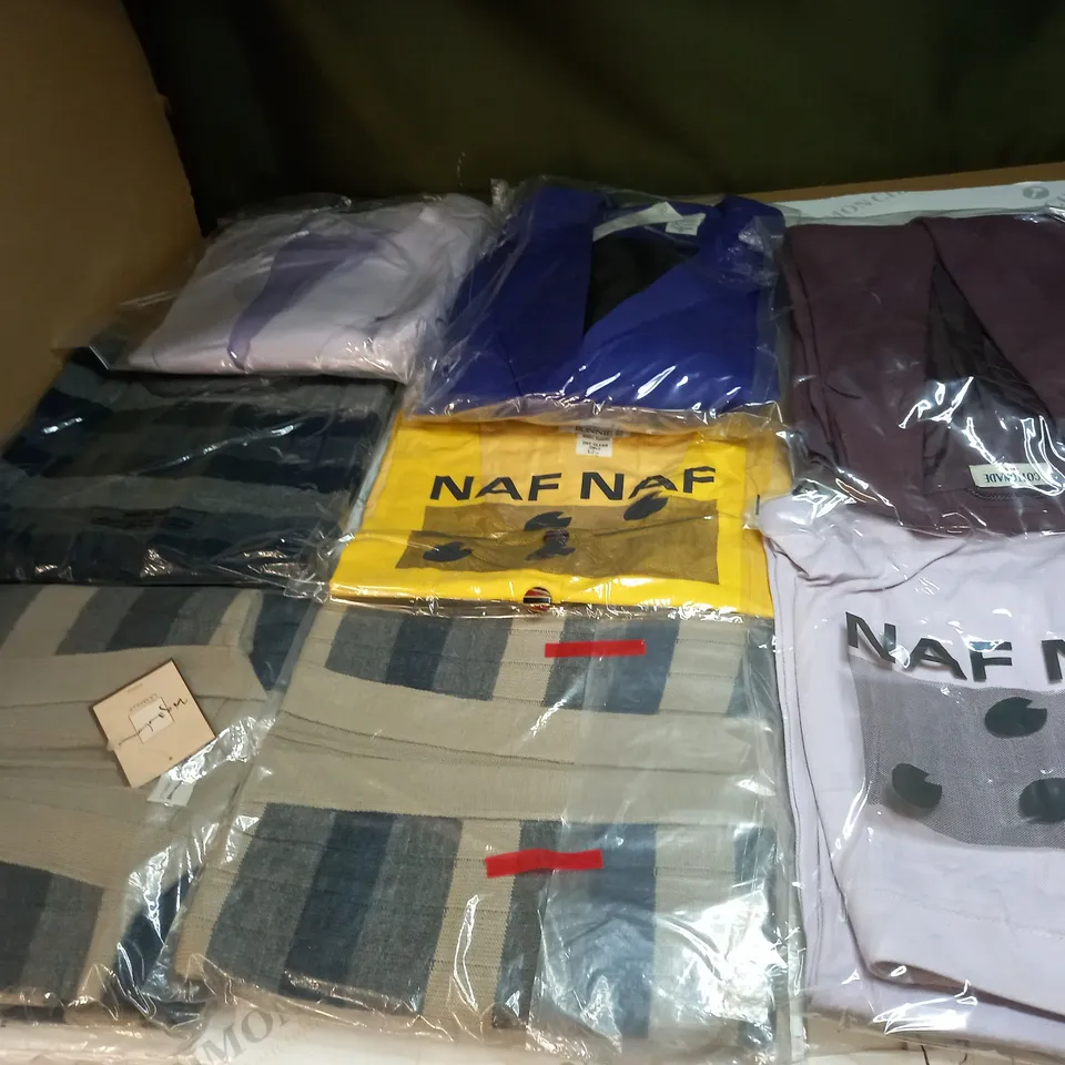 LOT OF APPROX 10 ASSORTED CLOTHING ITEMS IN VARIOUS SIZES