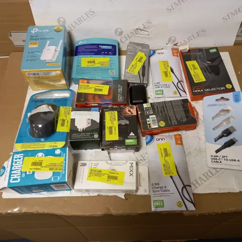 LOT OF APPROX. 15 ASSORTED TECH ITEMS TO INCLUDE WIFI EXTENDER, HDMI SPLITTER, CHARGING CABLES ETC