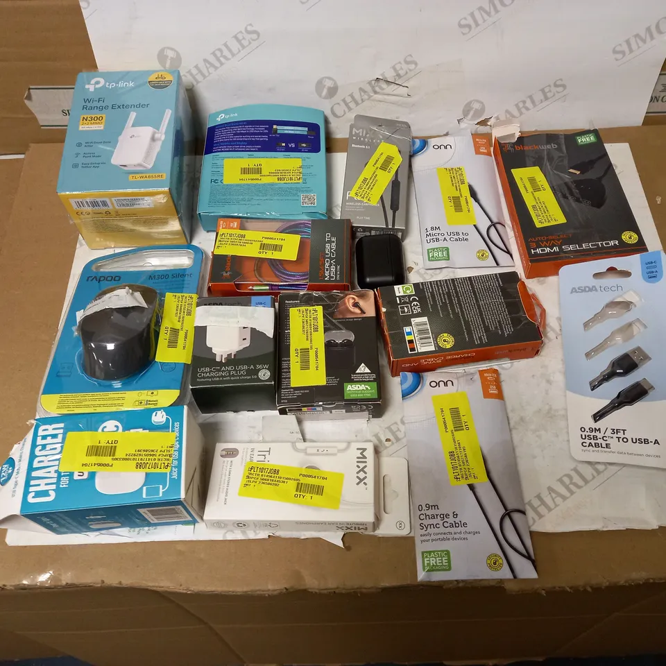 LOT OF APPROX. 15 ASSORTED TECH ITEMS TO INCLUDE WIFI EXTENDER, HDMI SPLITTER, CHARGING CABLES ETC