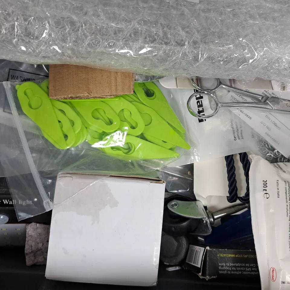 APPROXIMATELY 12 ASSORTED HOUSEHOLD ITEMS TO INCLUDE JUMBO DESKTOP CALCULATOR, AIR UP POD, ETC