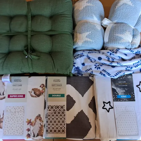 LOT OF APPROXIMATELY 15 ASSORTED HOME FABRIC ITEMS TO INCLUDE DUVET SETS AND CHAIR CUSHIONS 