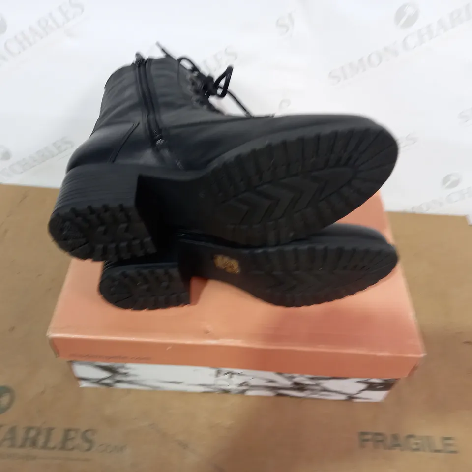 BOXED PAIR OF MODA IN PELLE BOOTS - SIZE 37
