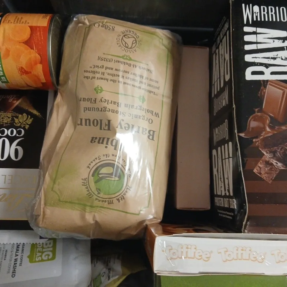 APPROXIMATELY 10 ASSORTED FOOD AND DRINK ITEMS TO INCLUDE FIBE ZESTY ORANGE, CARROTS IN WATER, ETC